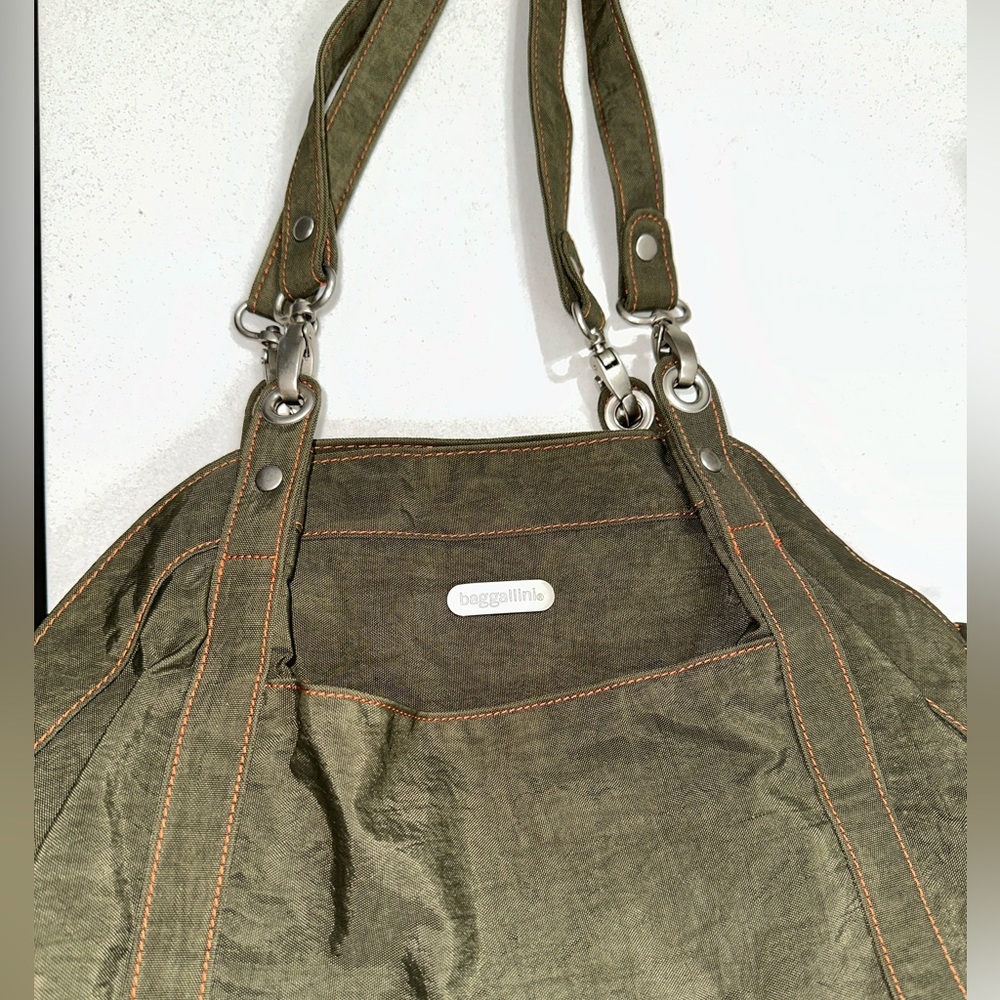 Baggallini green and orange purse with lots of pockets and fun features!